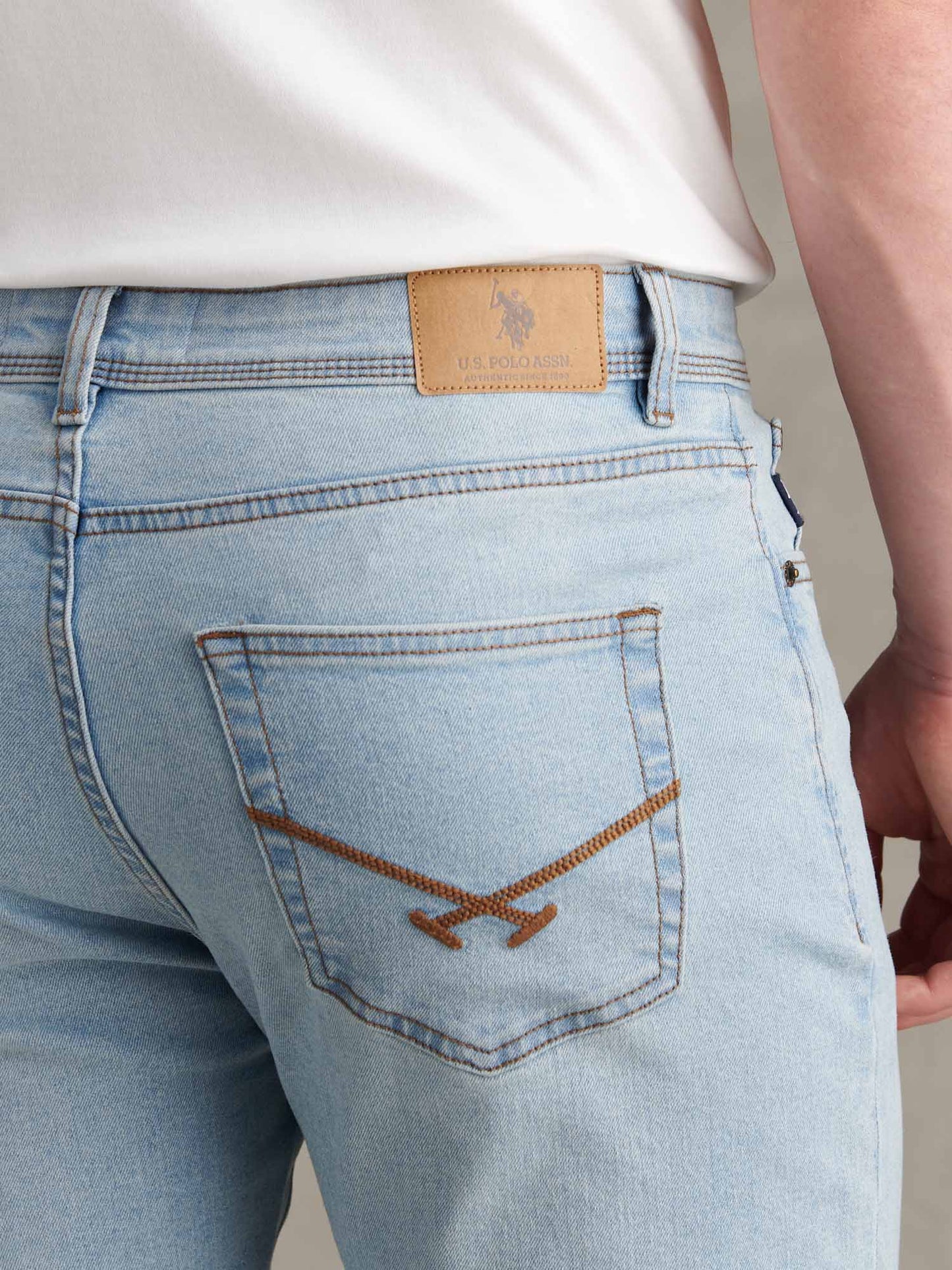 Mens Classic Fit Jean Mid Wash