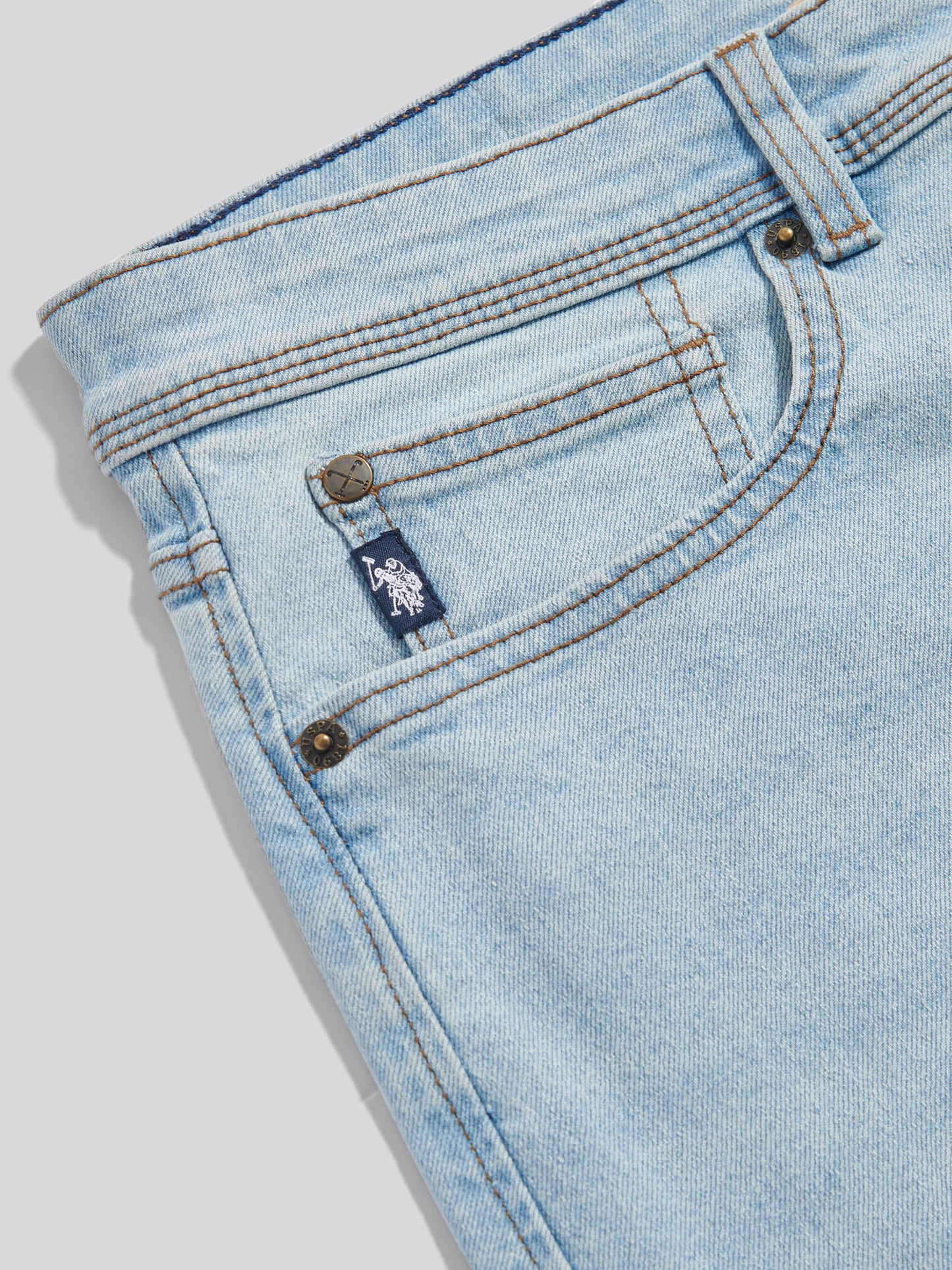 Mens Classic Fit Jean in Mid Wash