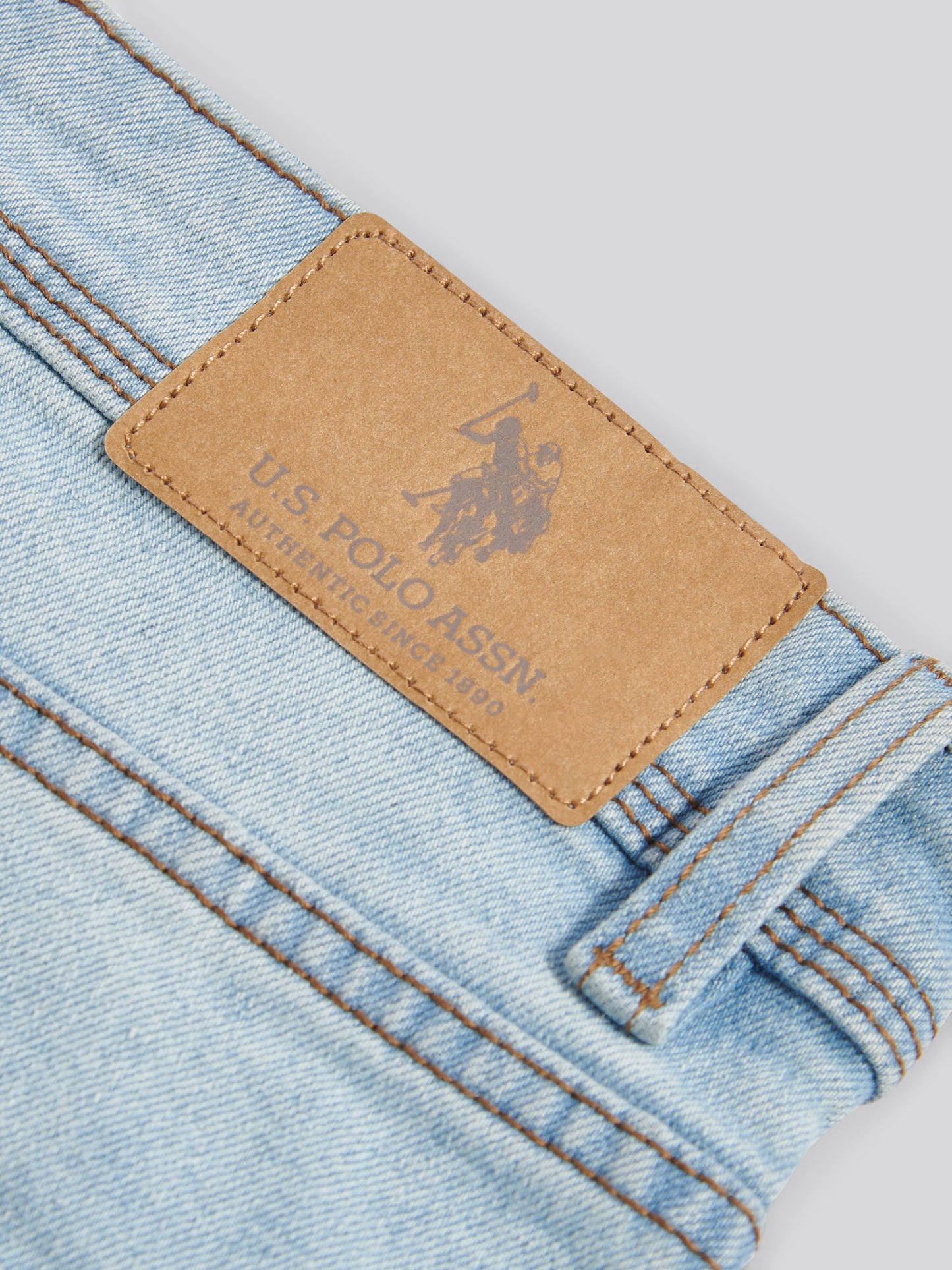 Mens Classic Fit Jean in Mid Wash