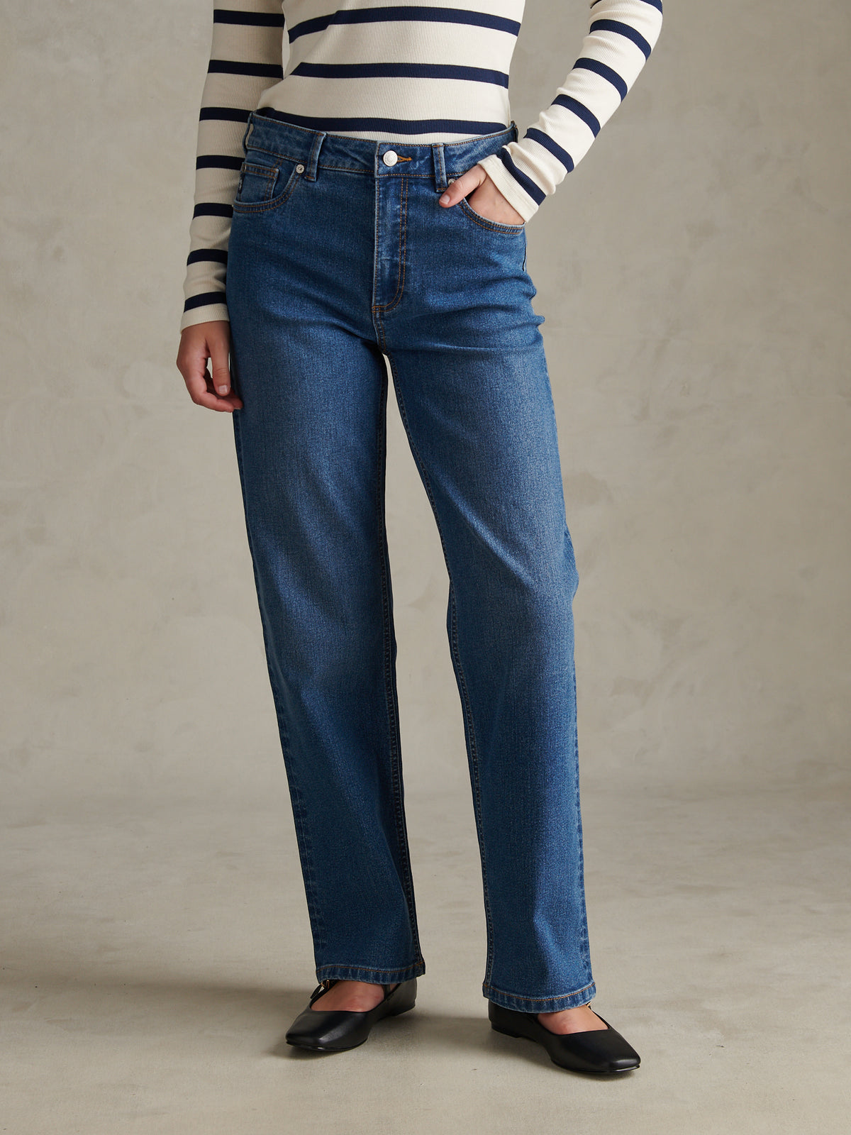 Womens Straight Fit Jean Mid Blue Wash