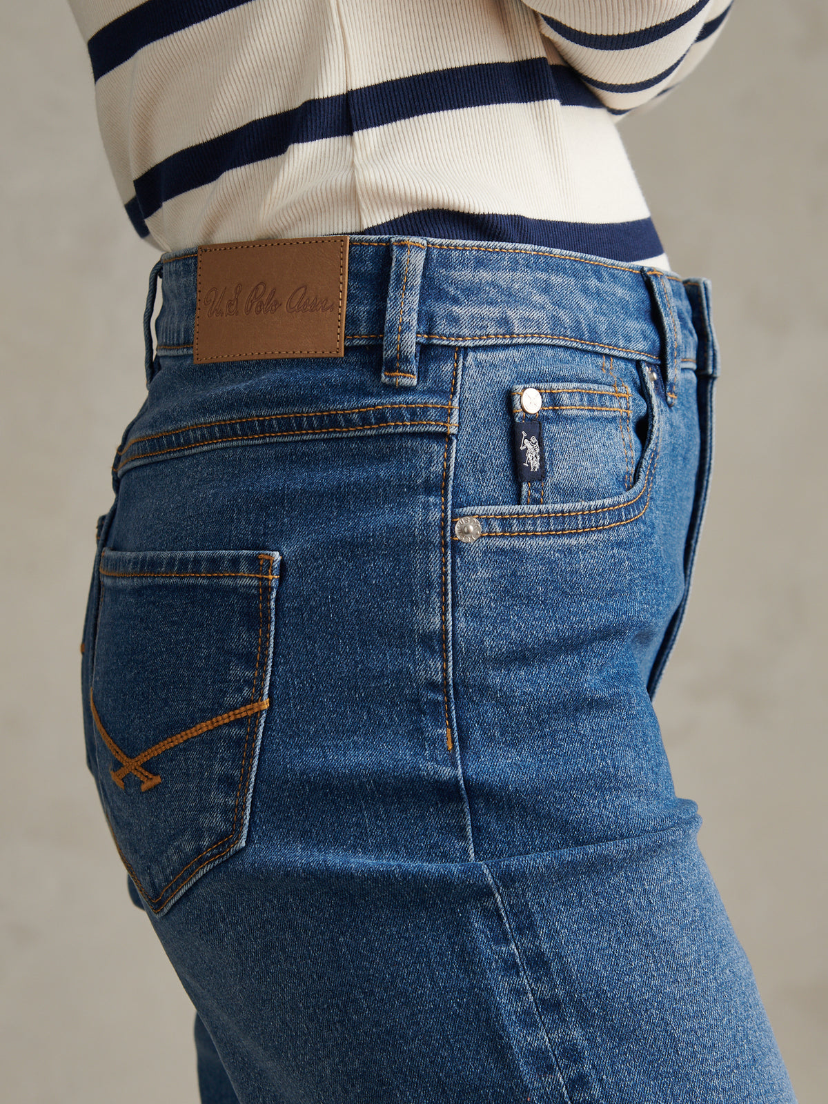 Womens Straight Fit Jean Mid Blue Wash