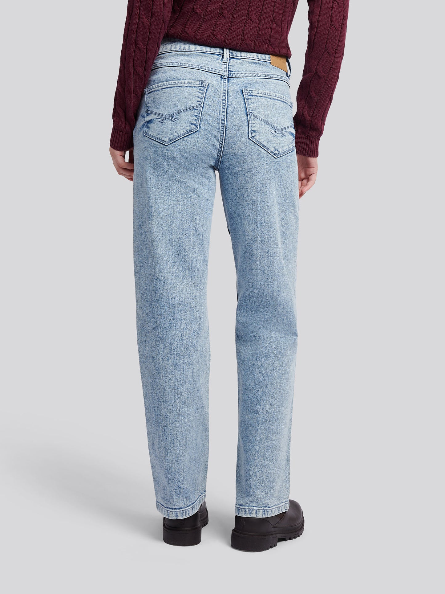 Womens Straight Fit Jean in Stone Wash WUP