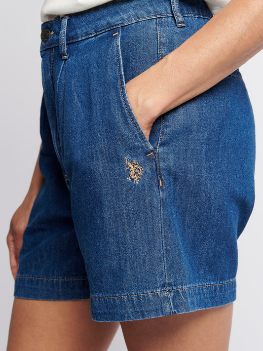 Womens Pleated Denim Shorts in Medium Wash